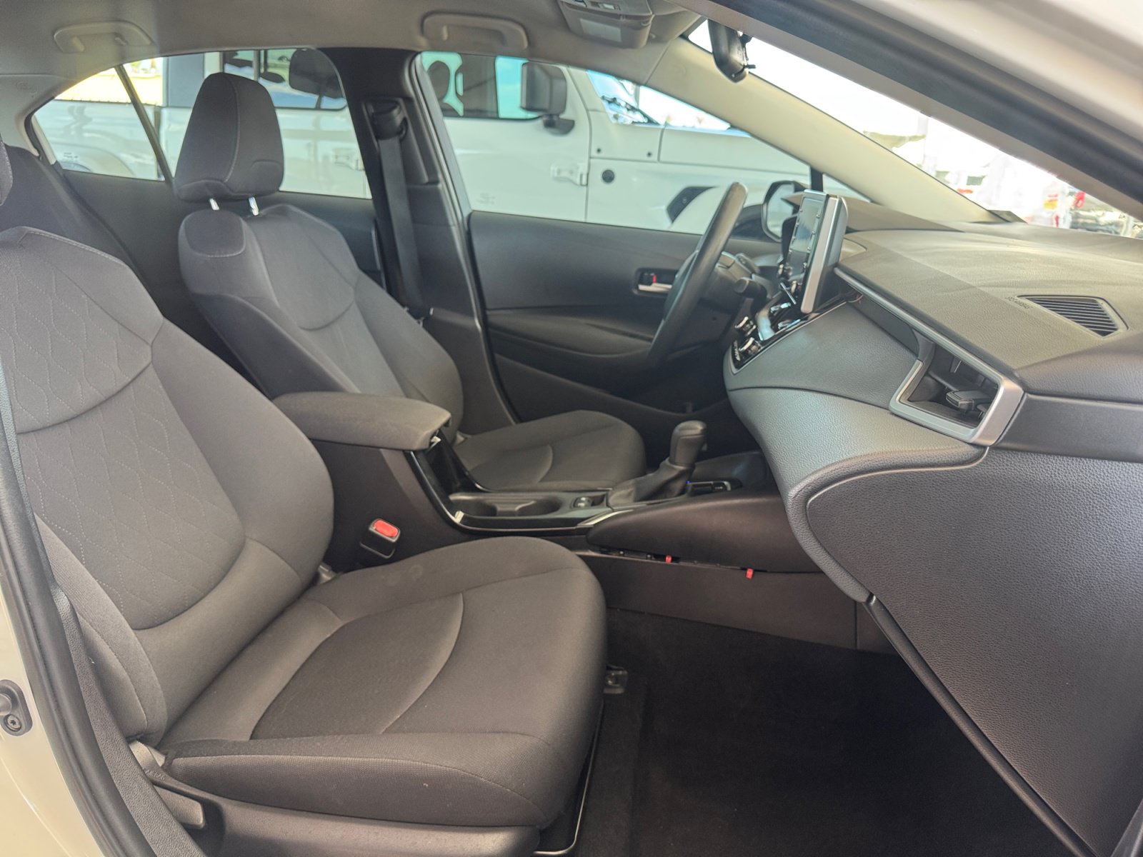 Used 2020 Toyota Corolla LE w/ Carpet Mat Package (TMS) FWD image 31