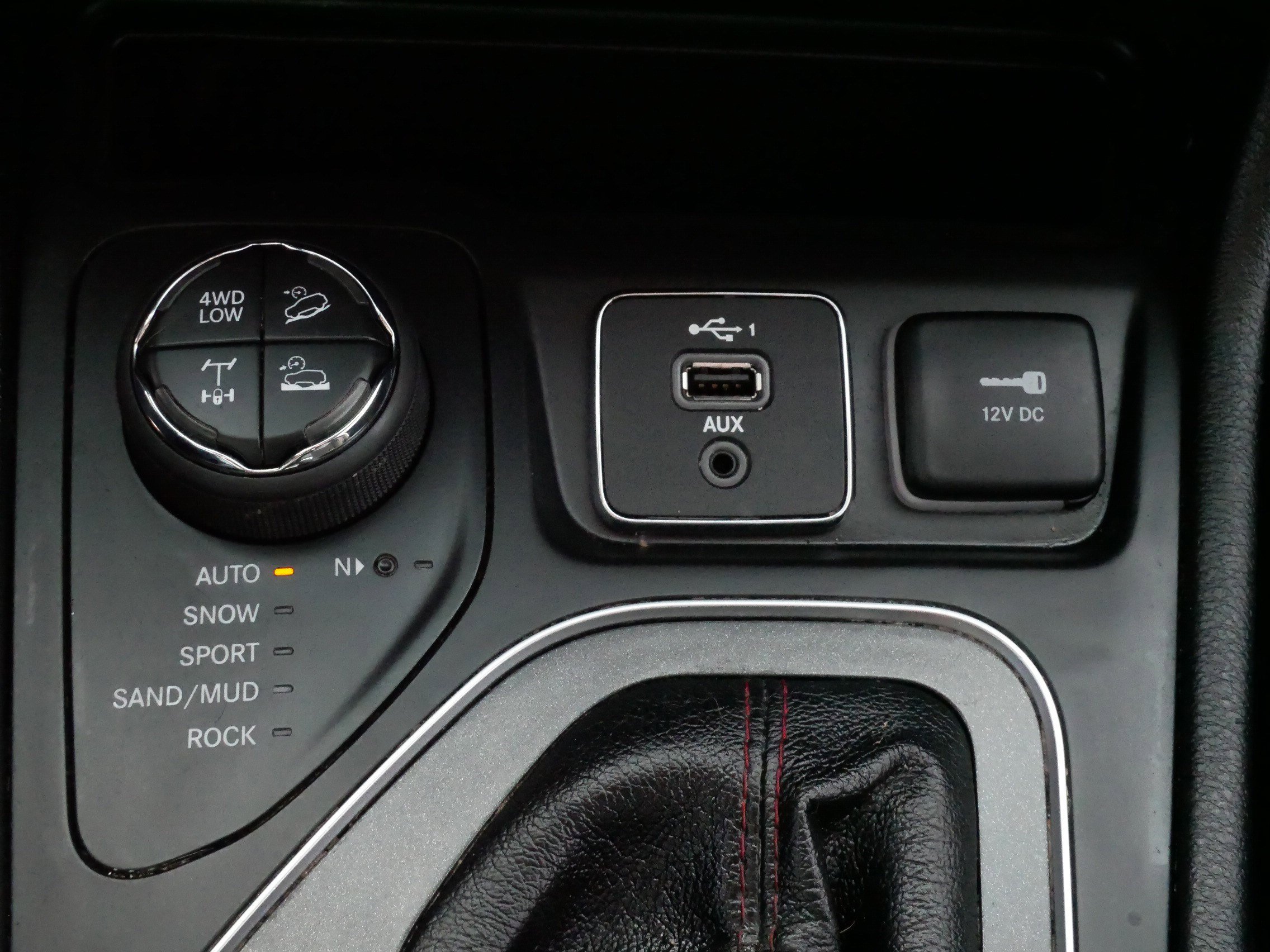 Used 2019 Jeep Cherokee Trailhawk w/ Cold Weather Group image 32