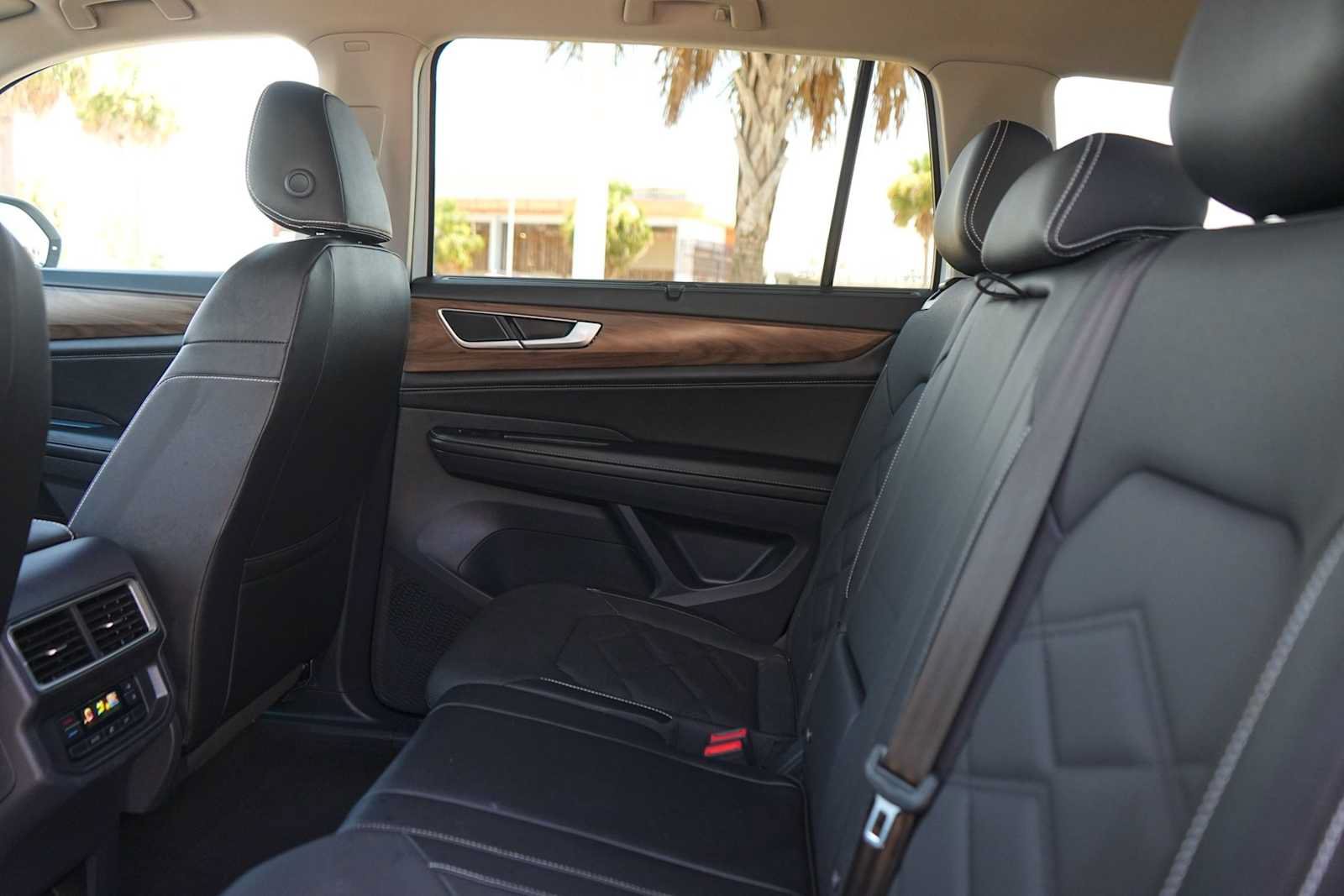 Used 2025 Volkswagen Atlas SE FWD image 14