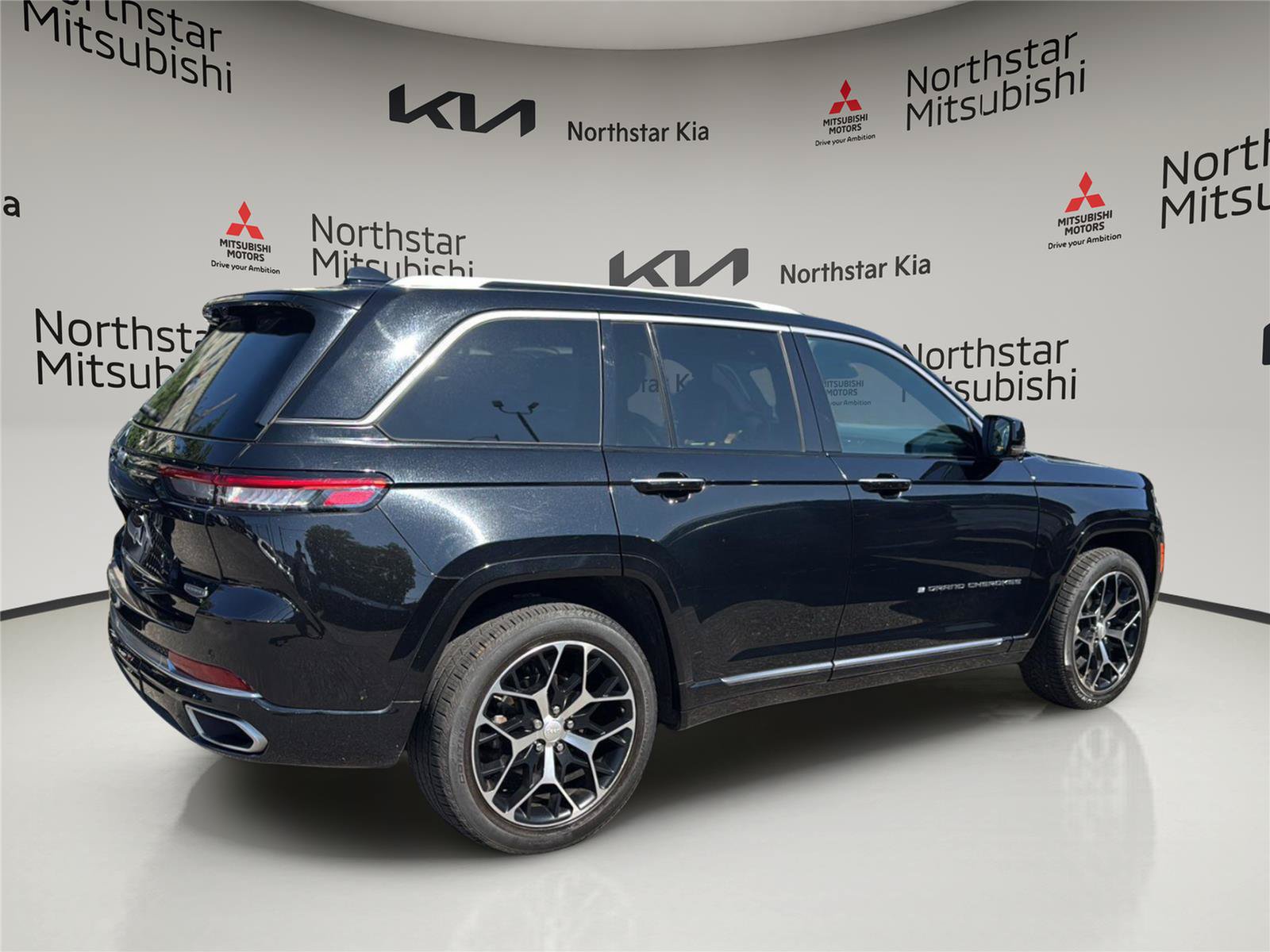 Used 2023 Jeep Grand Cherokee Summit AWD/4WD image 7