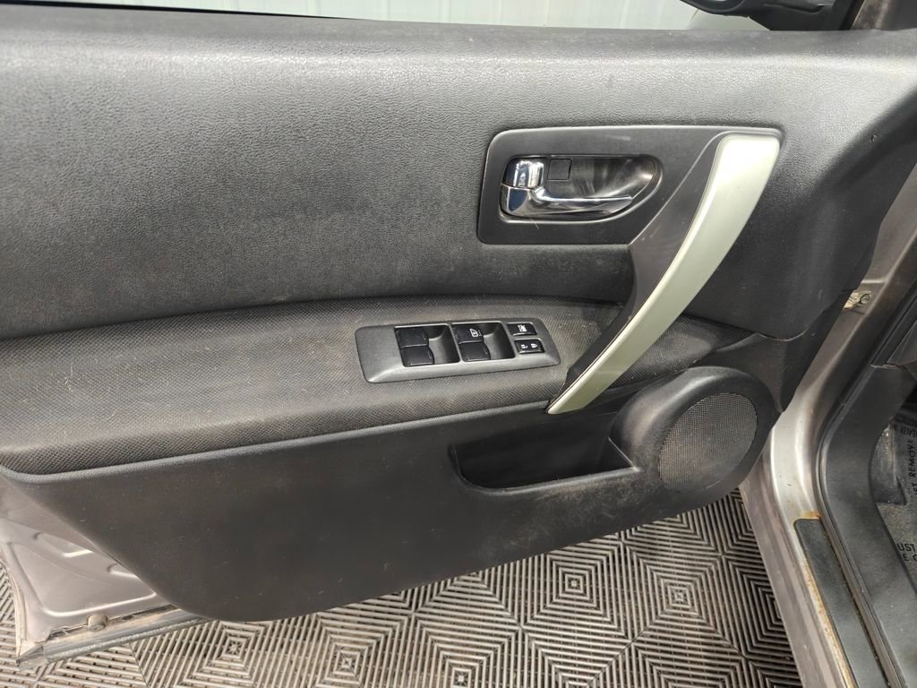 Used 2011 Nissan Rogue SV image 28