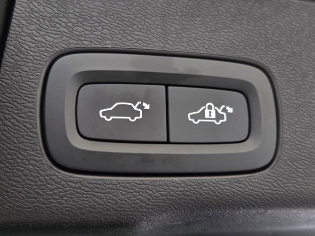 Certified 2023 Volvo XC60 B5 Ultimate w/ Protection Package Premier image 19