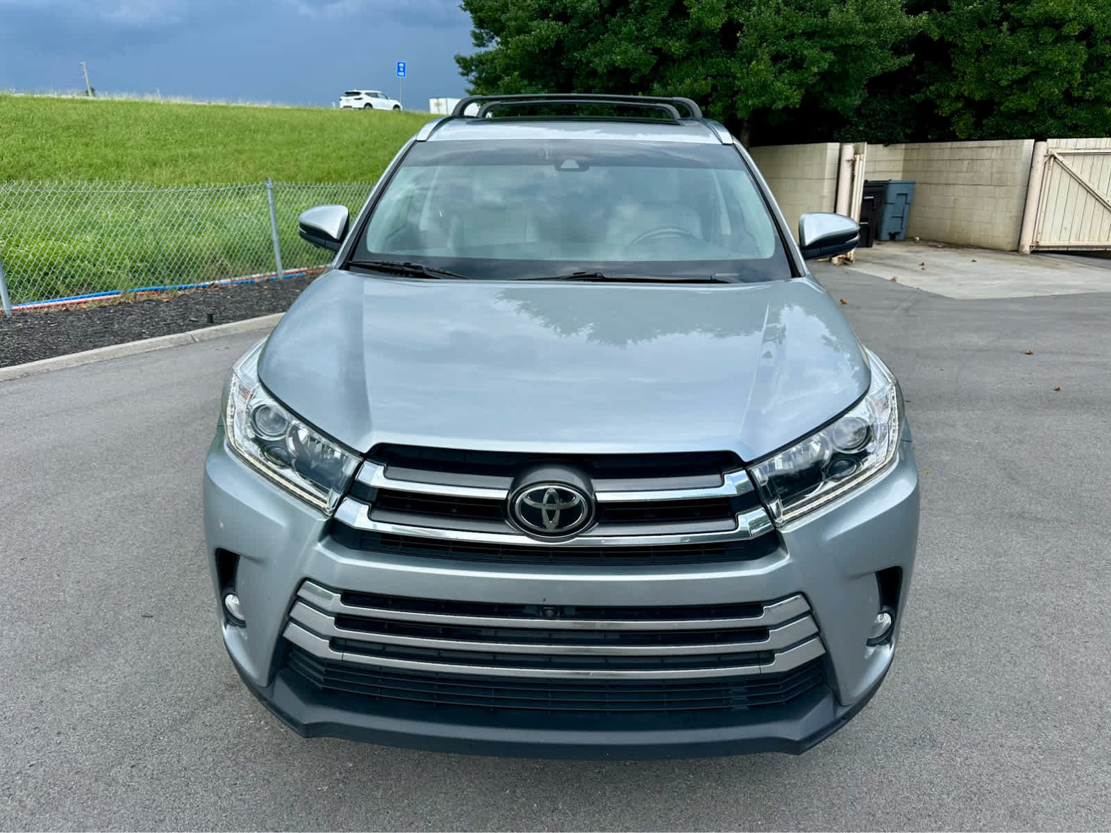 Used 2017 Toyota Highlander Limited Platinum AWD/4WD image 2