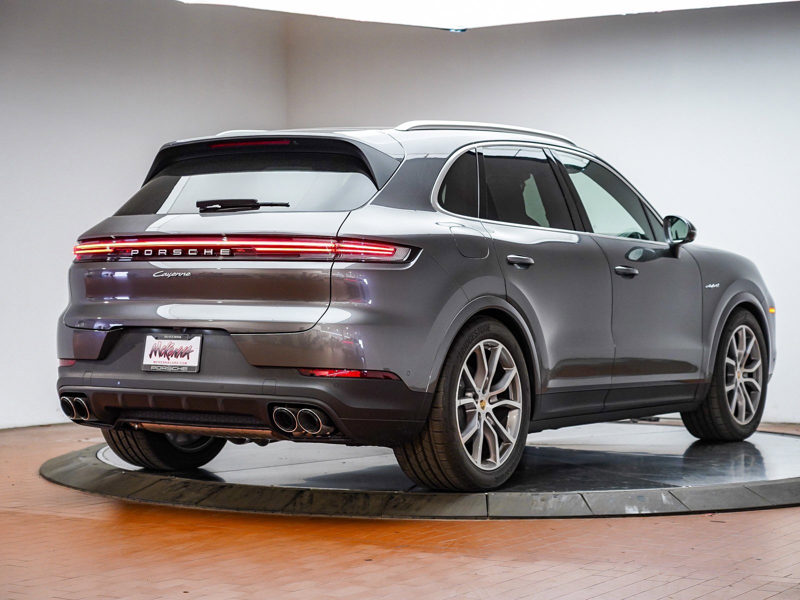 Certified 2025 Porsche Cayenne E-Hybrid image 9