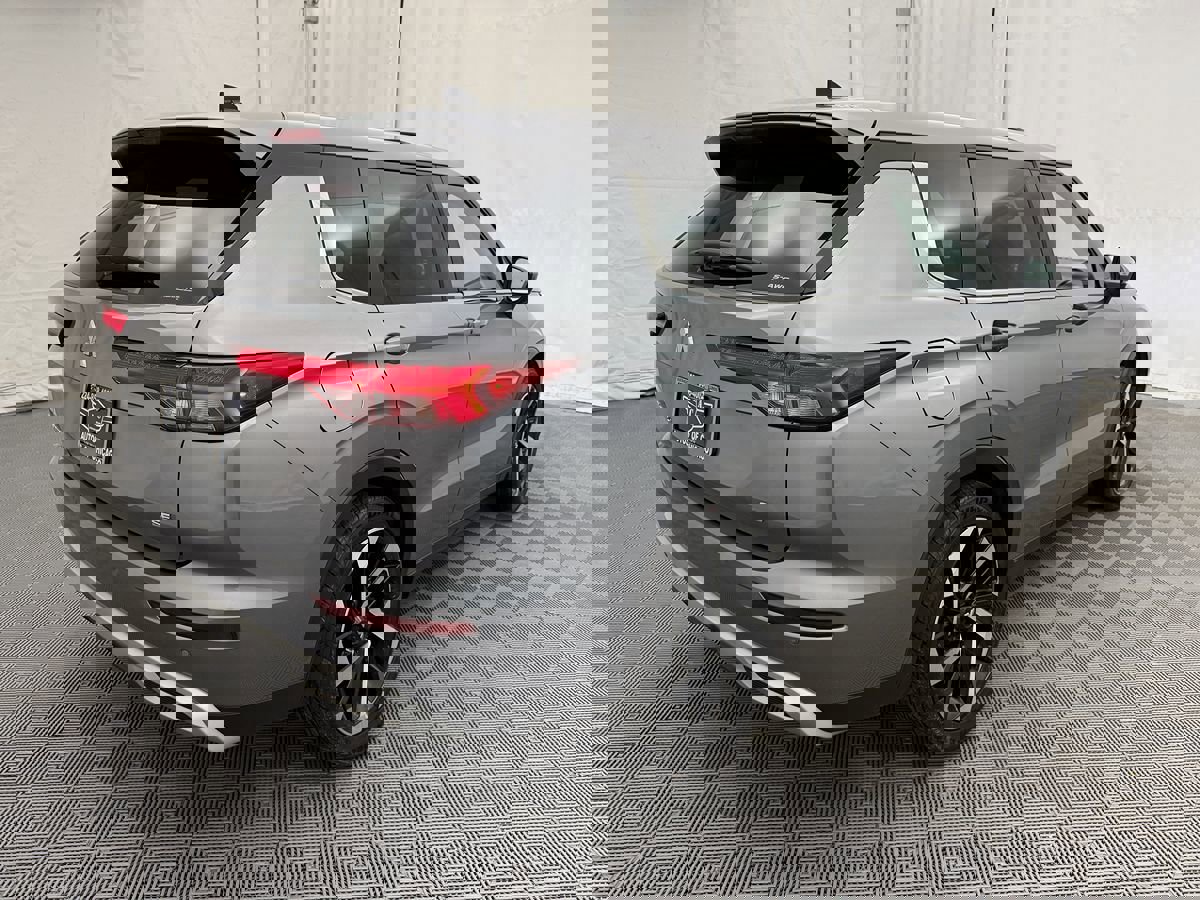 Used 2024 Mitsubishi Outlander SE Black Edition image 5