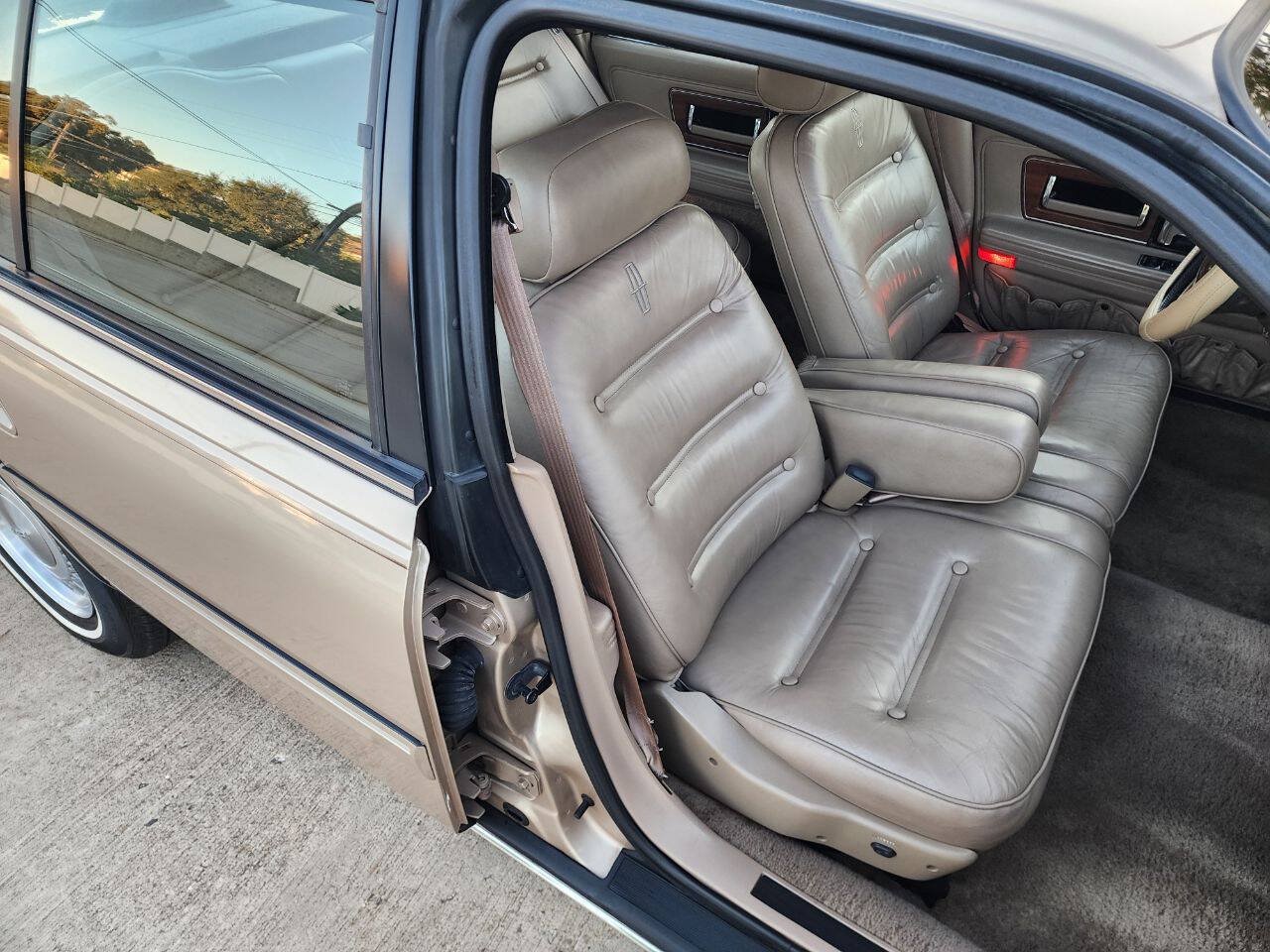 Used 1988 Lincoln Continental Signature FWD image 13