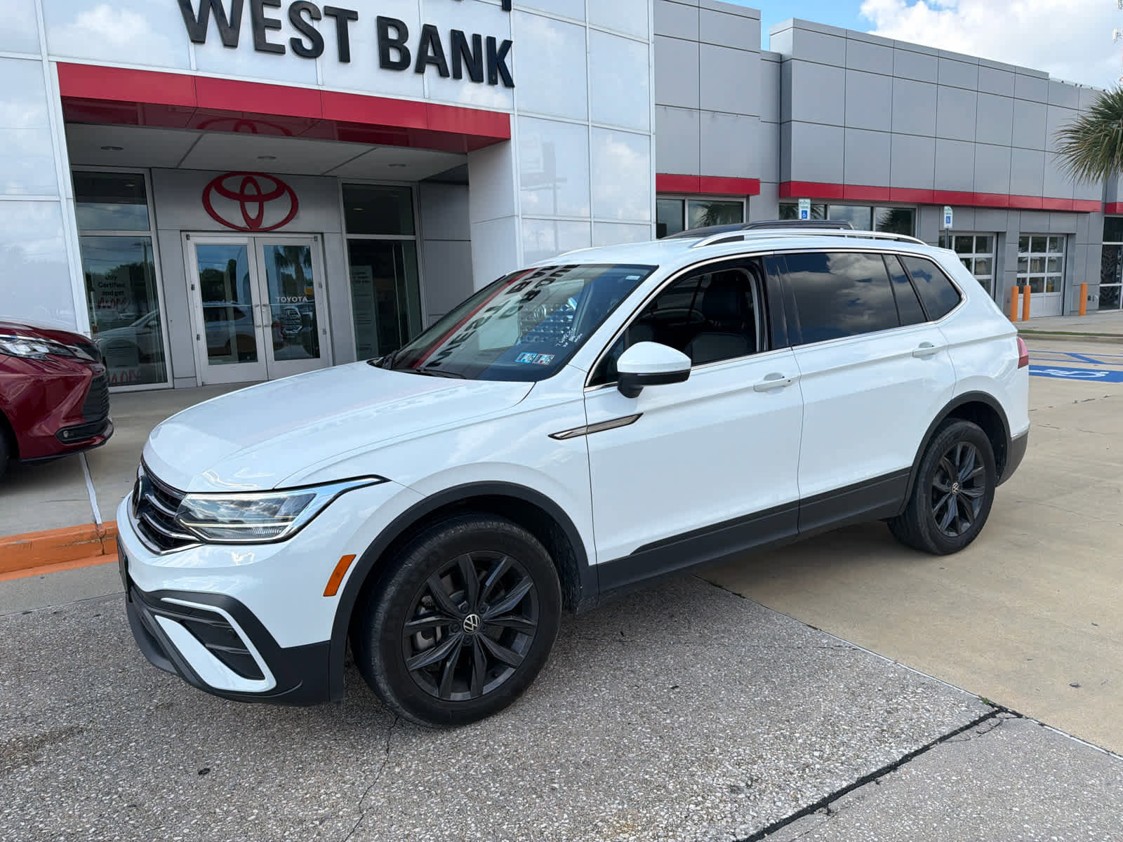 Used 2024 Volkswagen Tiguan SE AWD/4WD image 39