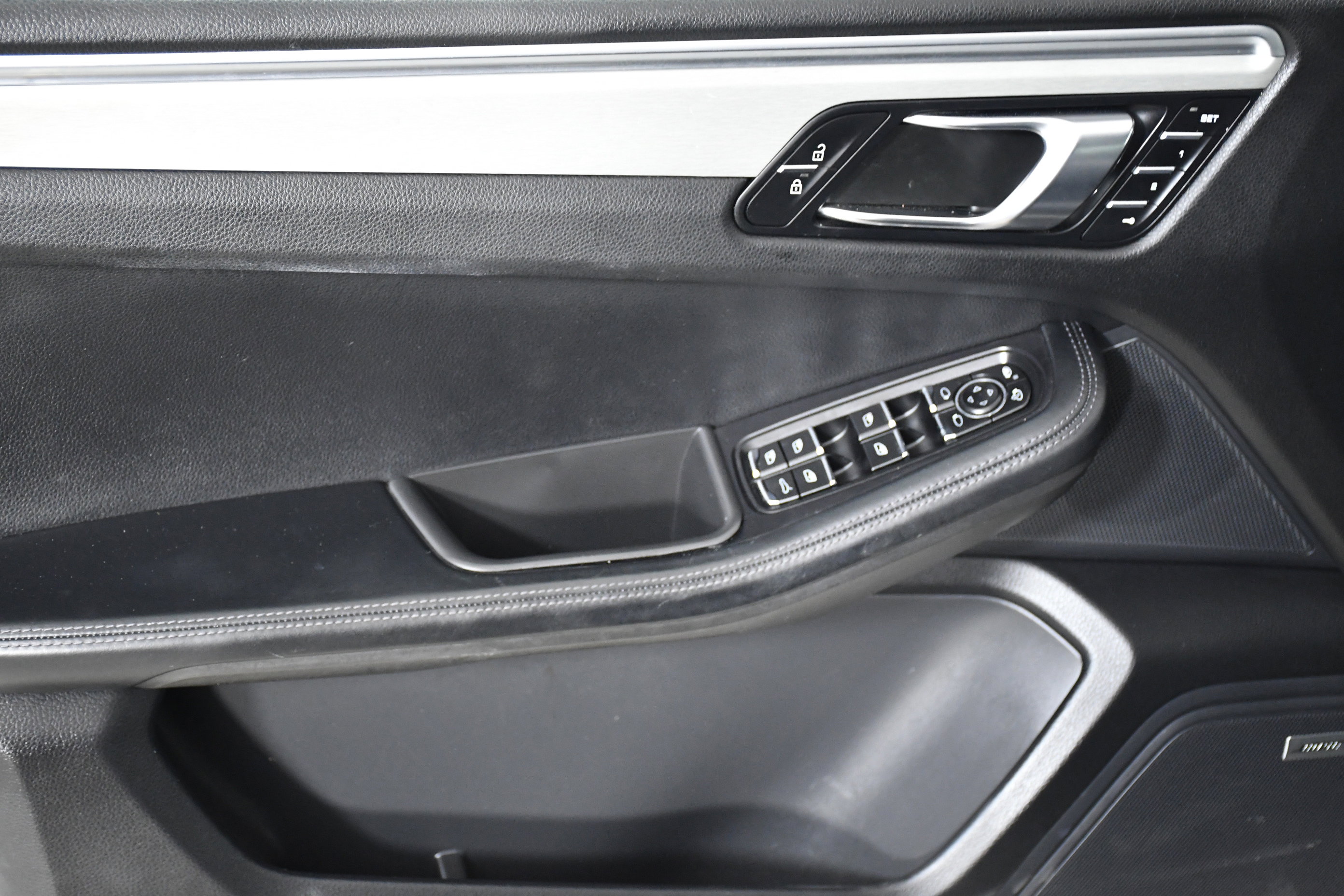 Used 2020 Porsche Macan Turbo image 21