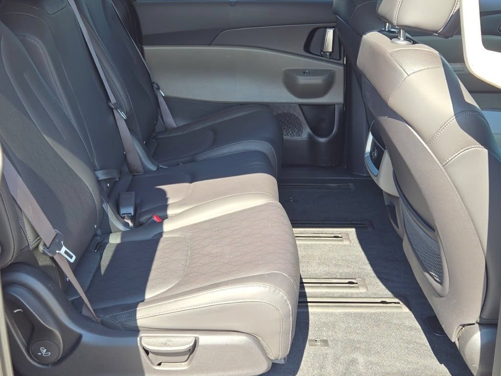 Used 2025 Kia Carnival EX FWD image 9