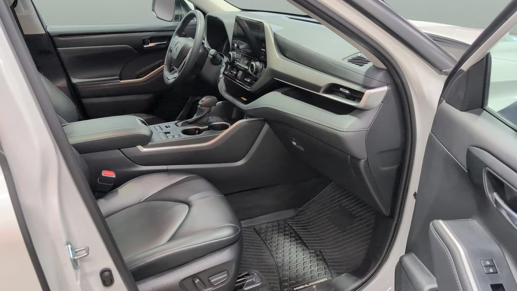 Used 2024 Toyota Highlander XLE AWD/4WD image 27