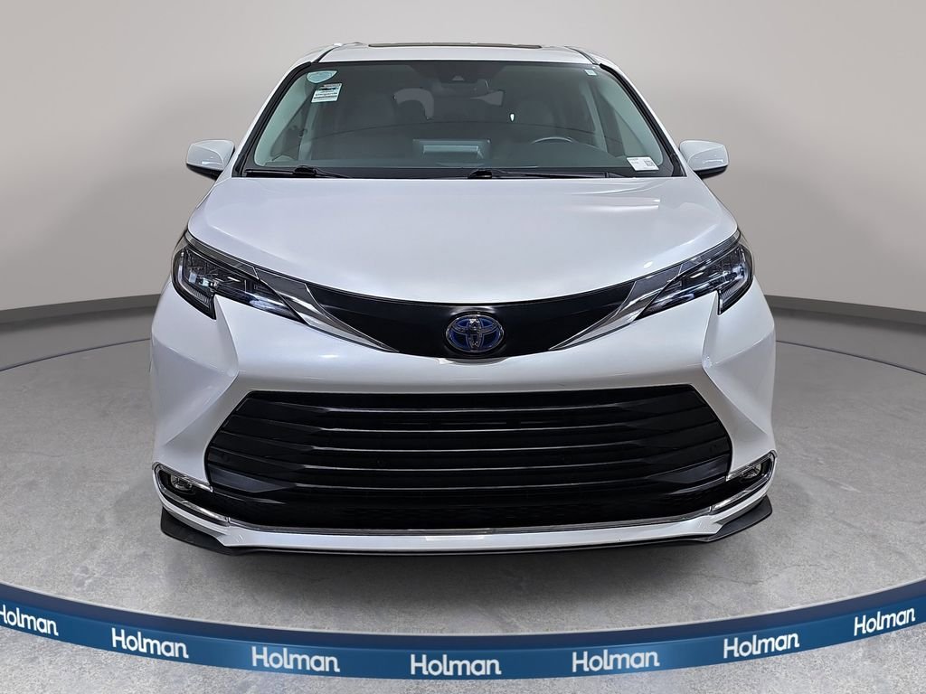 Used 2024 Toyota Sienna XLE FWD image 3