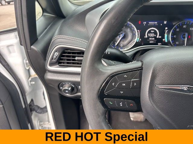 Used 2023 Chrysler Pacifica Touring FWD image 17