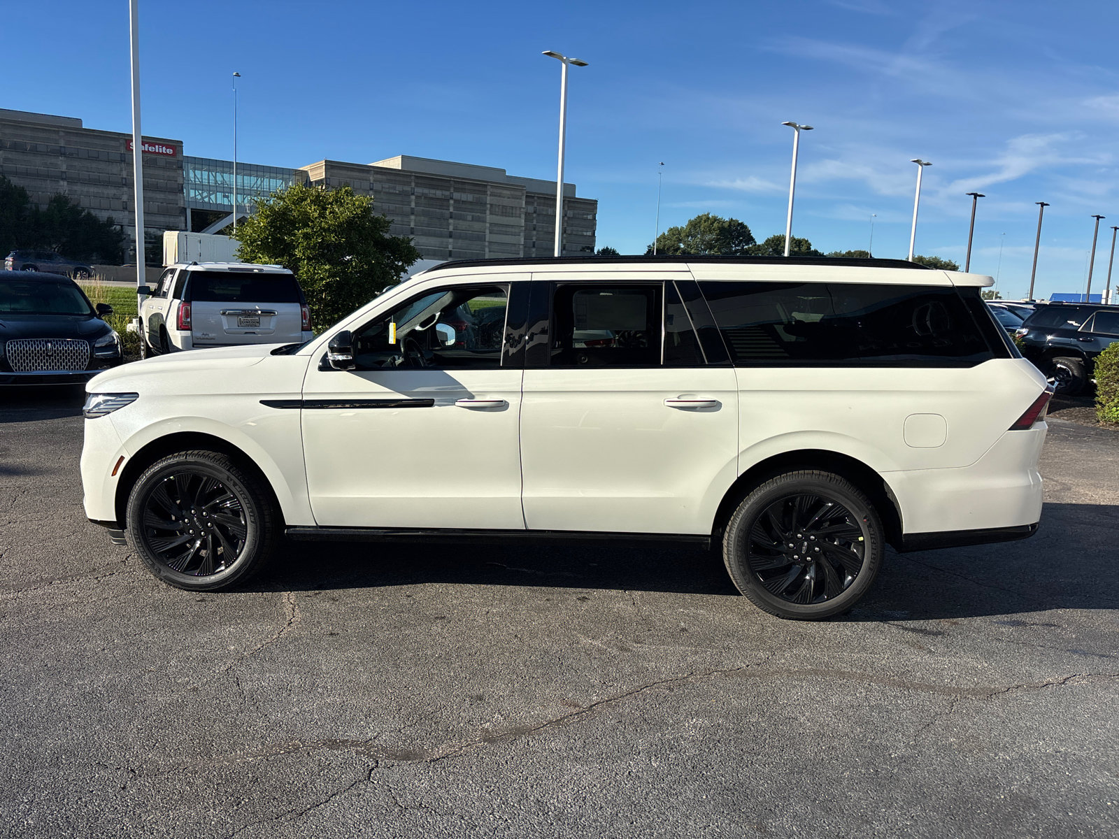 New 2027 Lincoln Navigator L Reserve w/ Jet Appearance Package AWD/4WD image 4
