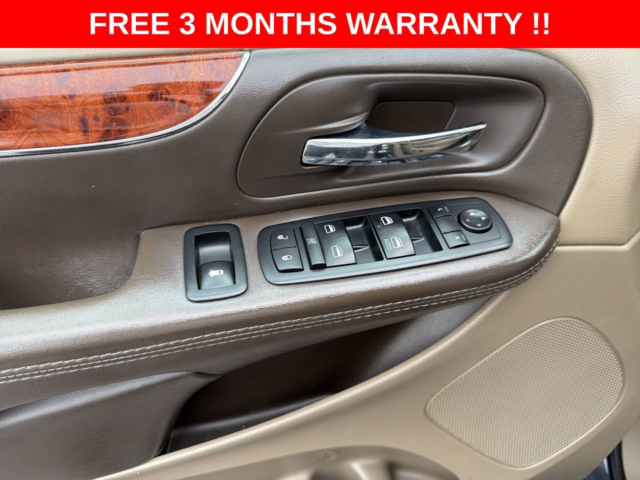 Used 2014 Chrysler Town & Country Touring FWD image 12