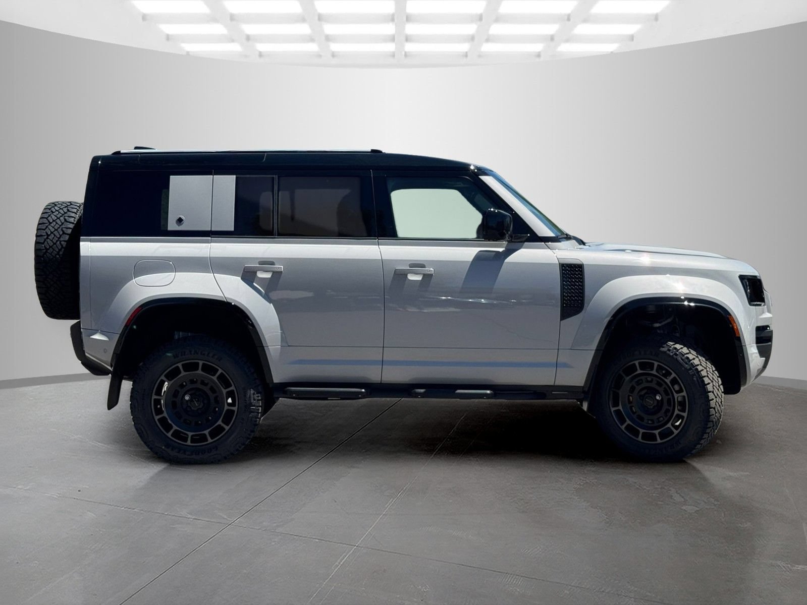 New 2026 Land Rover Defender 110 OCTA AWD/4WD image 4