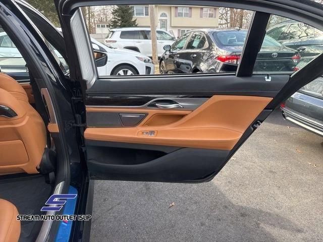 Used 2022 BMW 750i xDrive w/ Executive Package AWD/4WD image 21