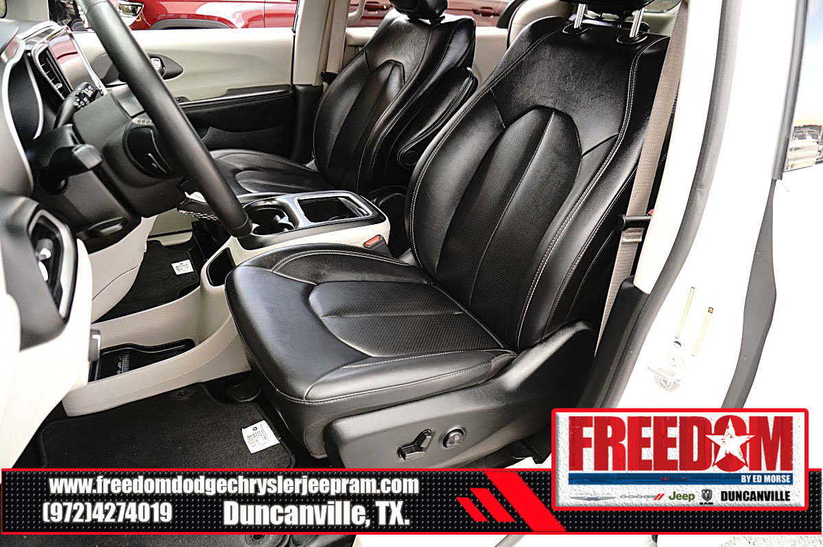 Used 2024 Chrysler Pacifica Touring-L FWD image 13