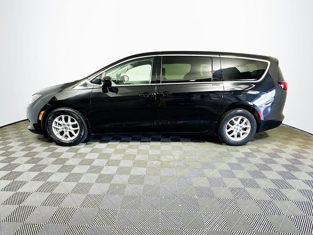 Used 2022 Chrysler Voyager LX image 5