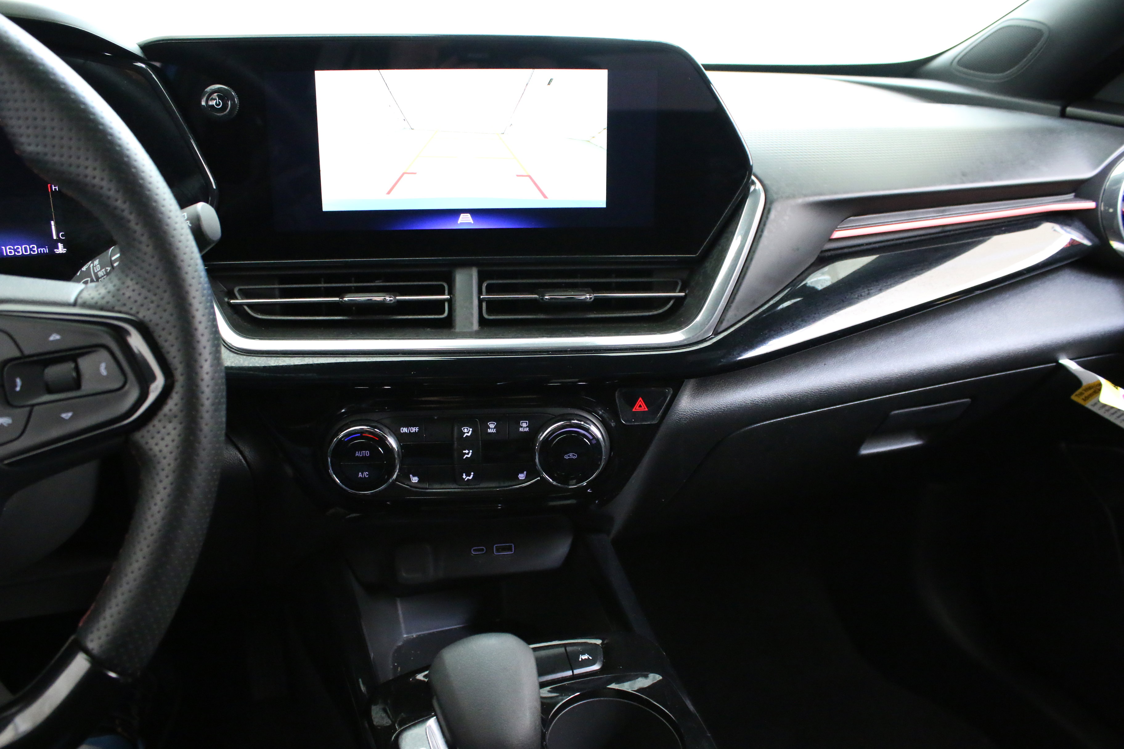 Certified 2024 Chevrolet Trax RS FWD image 19