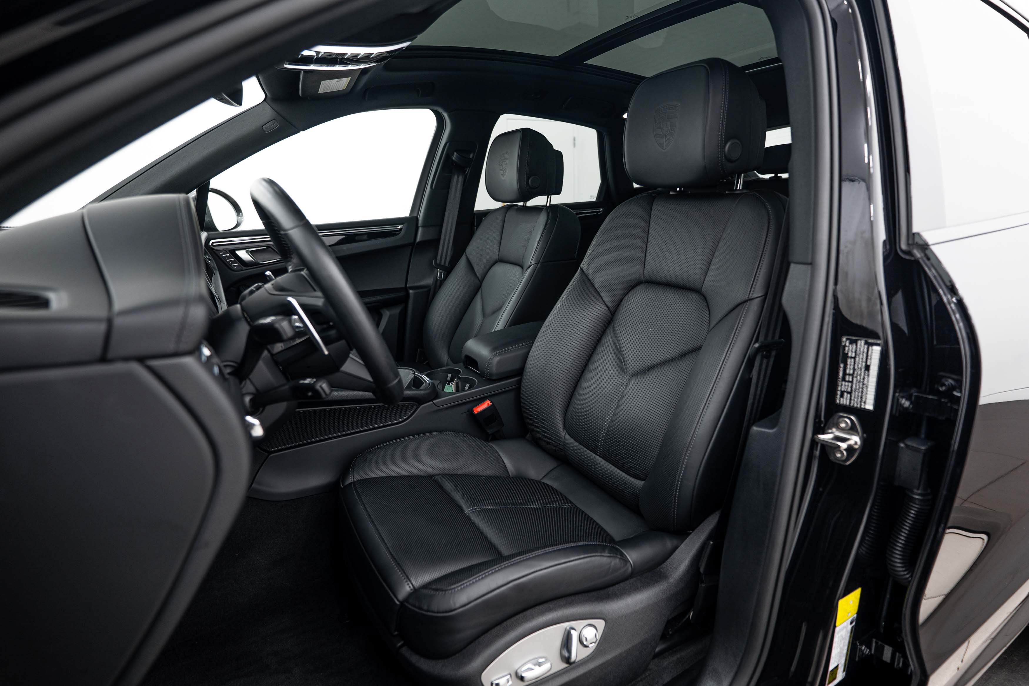 Certified 2026 Porsche Macan Turbo AWD/4WD image 5