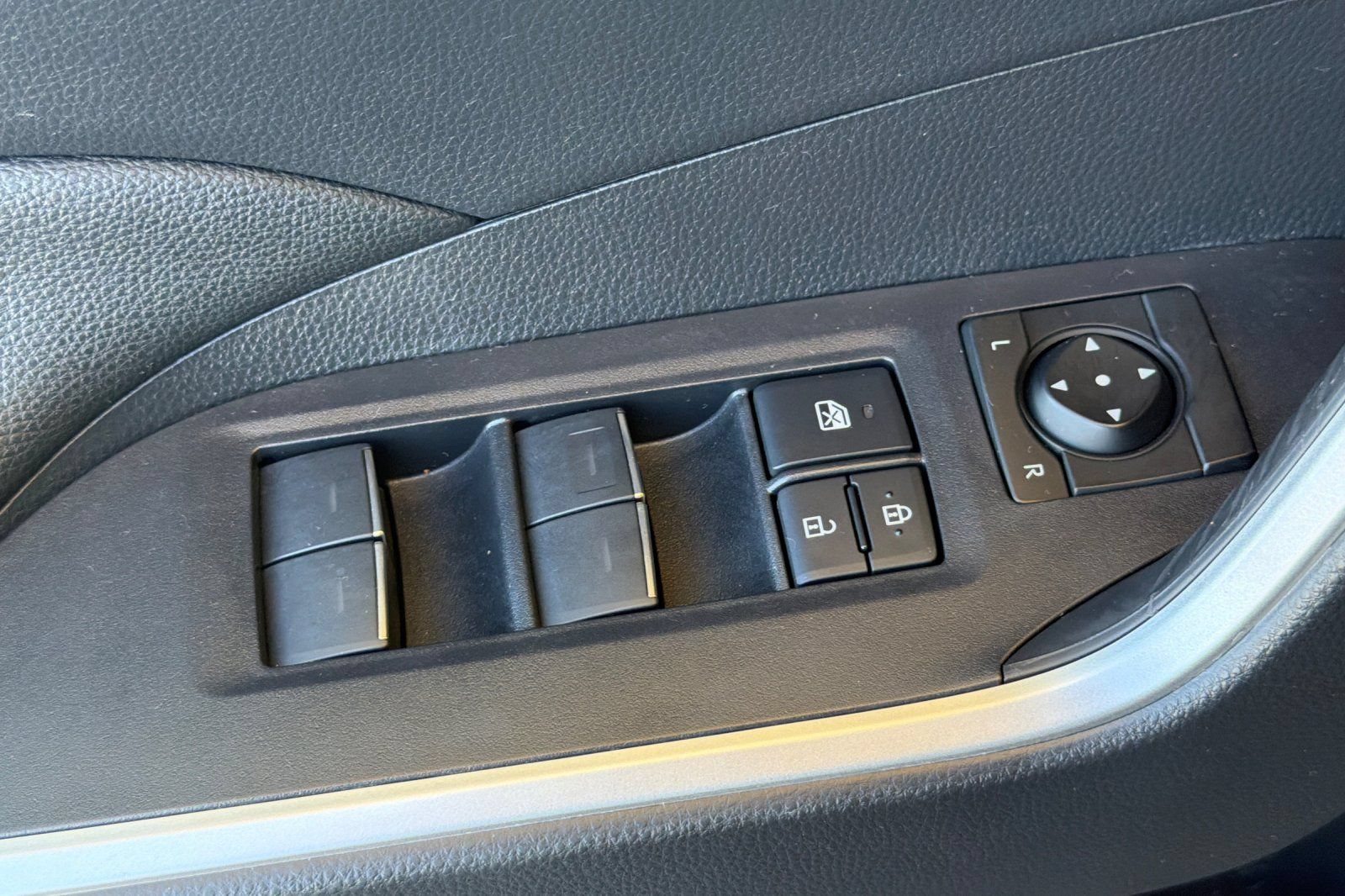 Used 2025 Toyota RAV4 XLE AWD/4WD image 13