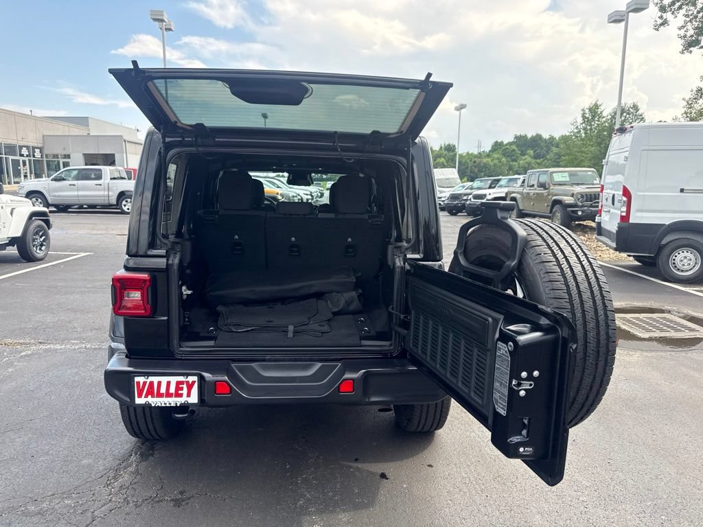 Used 2025 Jeep Wrangler Unlimited Sahara AWD/4WD image 41