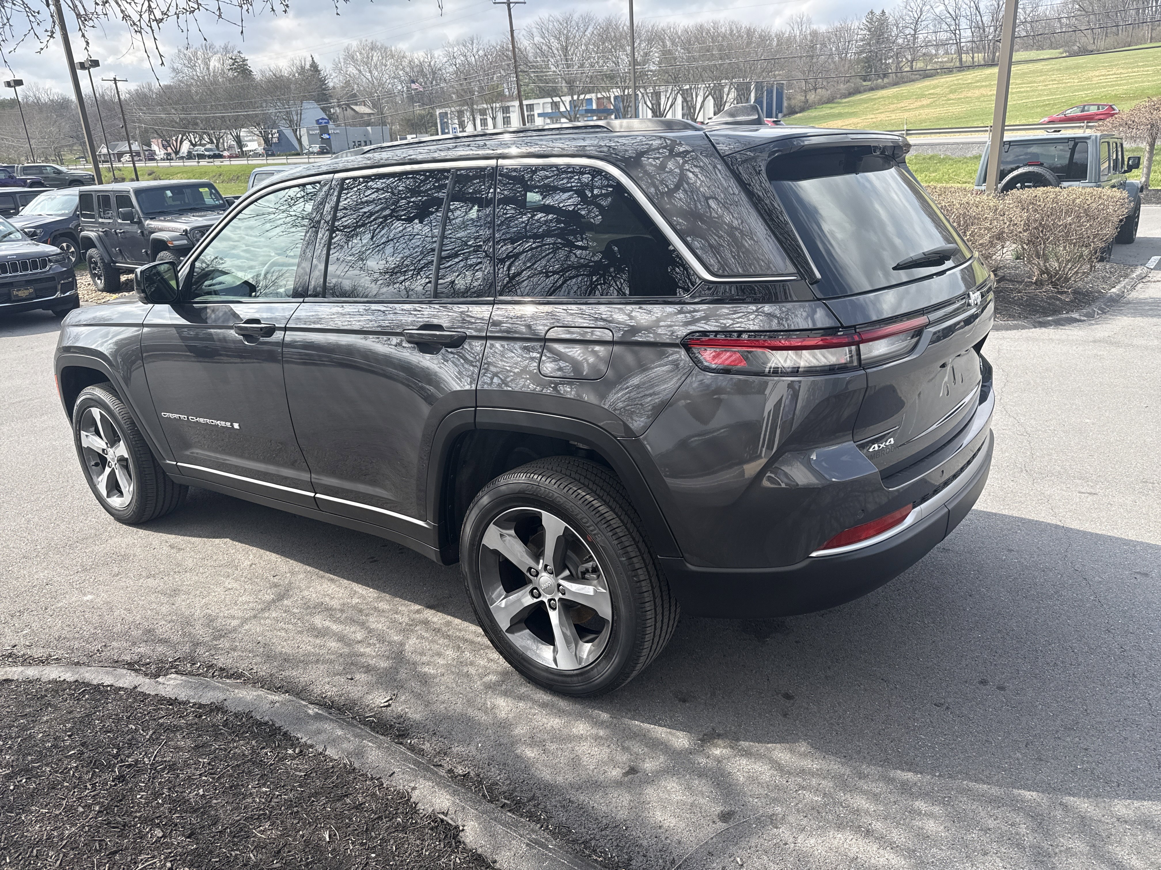 New 2026 Jeep Grand Cherokee Limited w/ Luxury Tech Group II AWD/4WD image 8