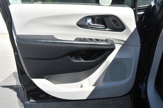 Used 2024 Chrysler Pacifica Limited FWD image 13