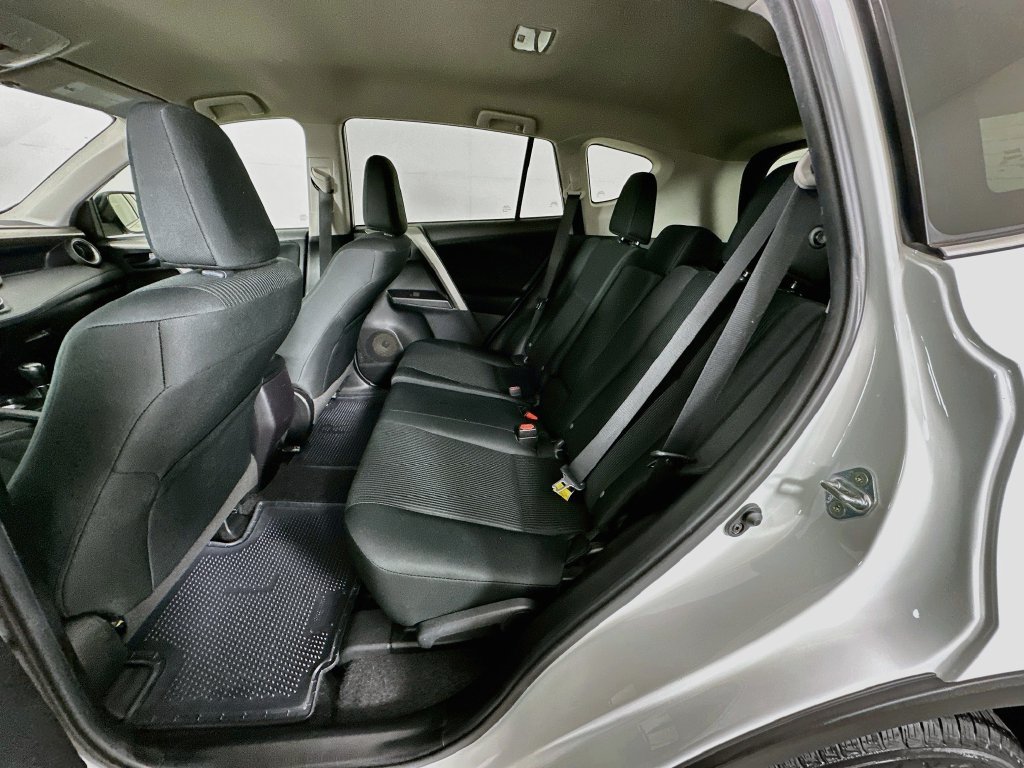 Used 2018 Toyota RAV4 LE FWD image 23