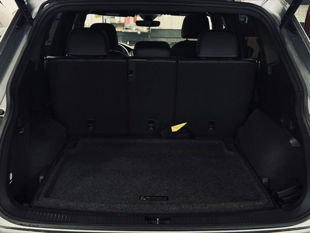 Used 2022 Volkswagen Tiguan SE R-Line image 12