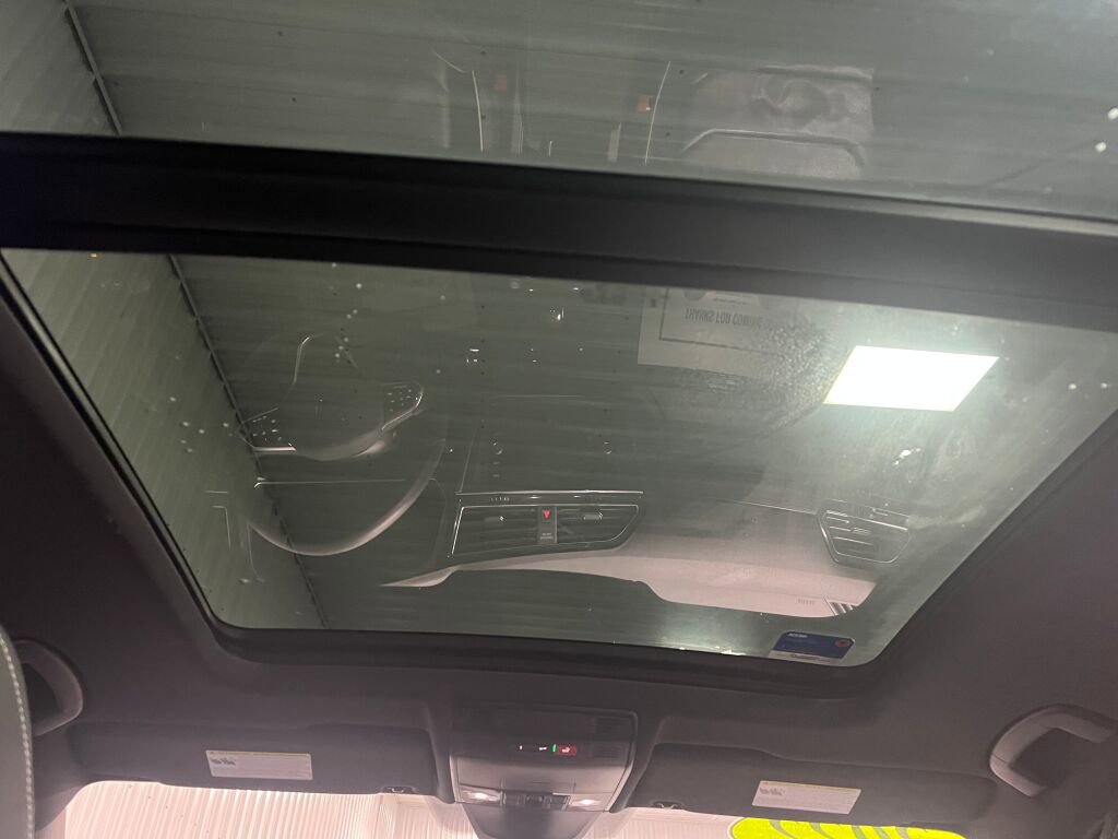 Used 2022 Volkswagen Tiguan SEL R-Line image 18