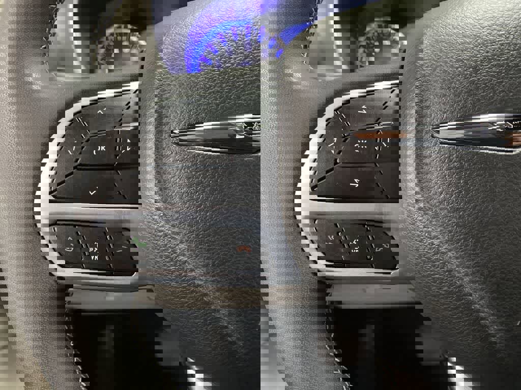 Used 2024 Chrysler Pacifica Touring-L image 19