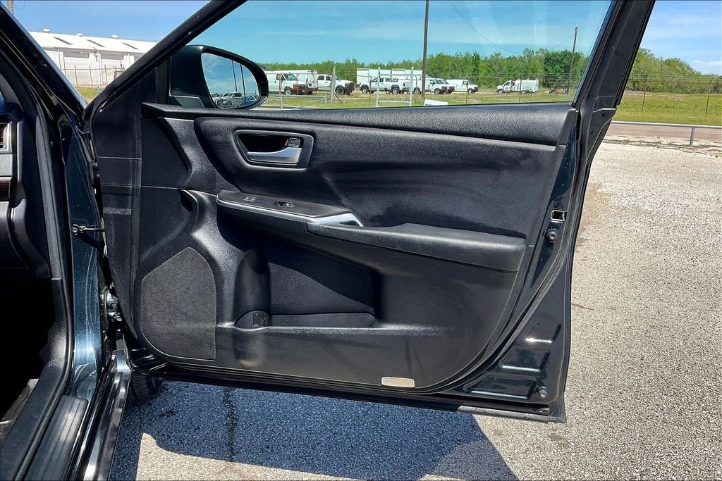 Used 2017 Toyota Camry LE FWD image 29