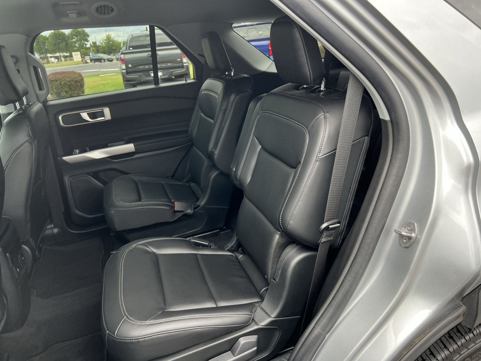 Used 2023 Ford Explorer XLT w/ Equipment Group 202A AWD/4WD image 23