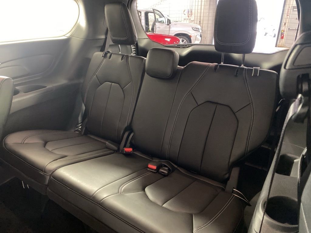 Used 2026 Chrysler Pacifica Select image 16