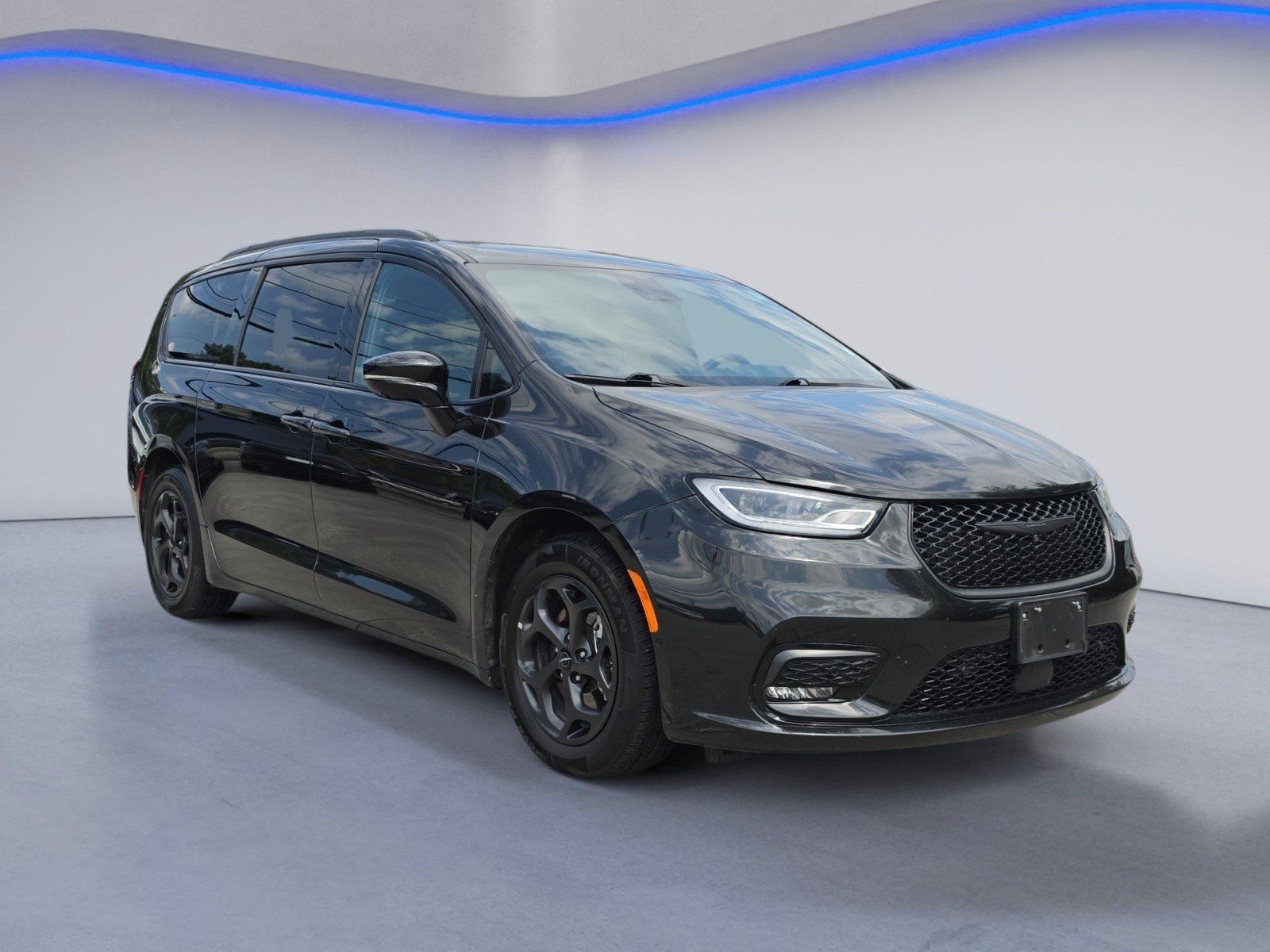 Used 2024 Chrysler Pacifica Premium FWD image 7