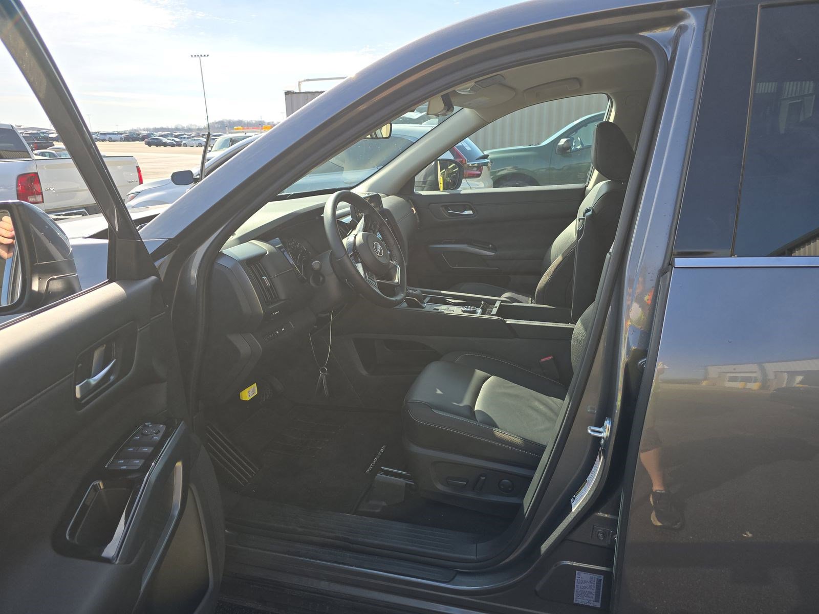 Used 2025 Nissan Pathfinder SL image 13