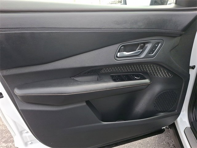 Used 2025 Nissan Ariya EVOLVE+ e-4ORCE image 13