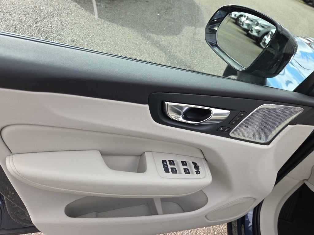 Certified 2023 Volvo XC60 B5 Ultimate image 3