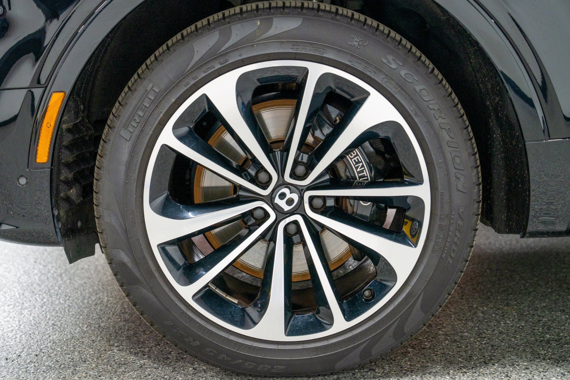 Used 2024 Bentley Bentayga Extended Wheelbase image 9