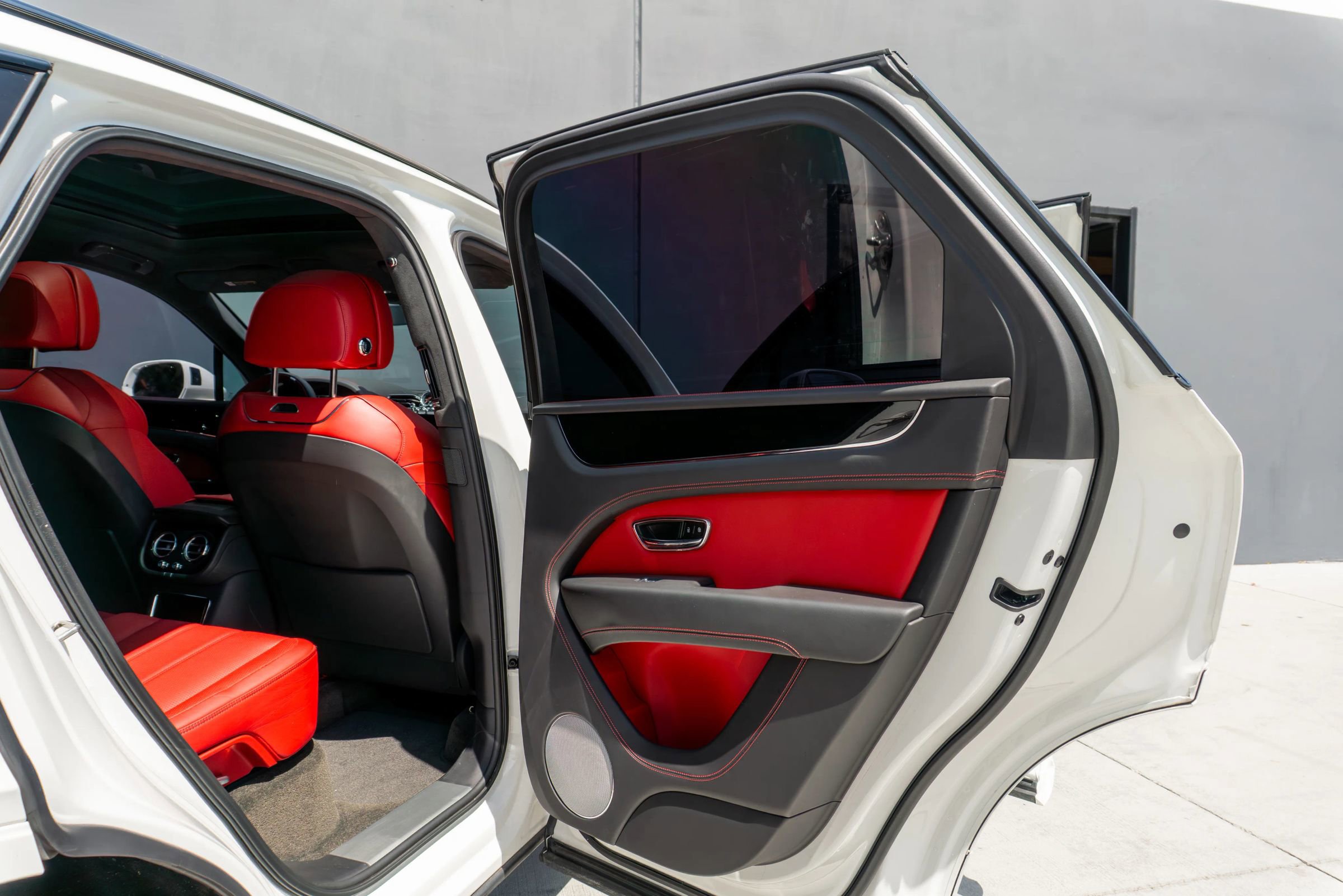 Used 2023 Bentley Bentayga image 57