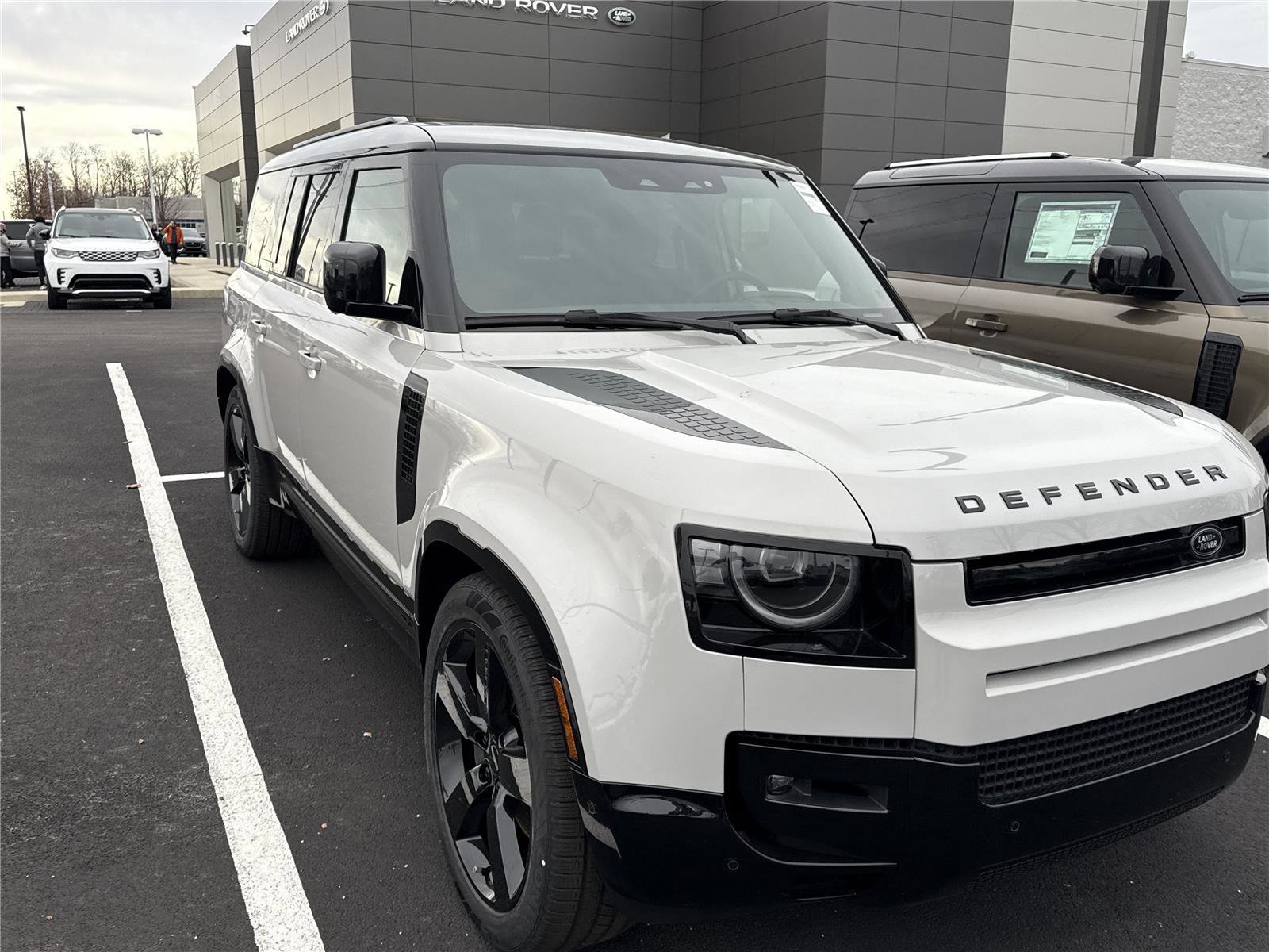New 2026 Land Rover Defender 130 X-Dynamic SE AWD/4WD image 5