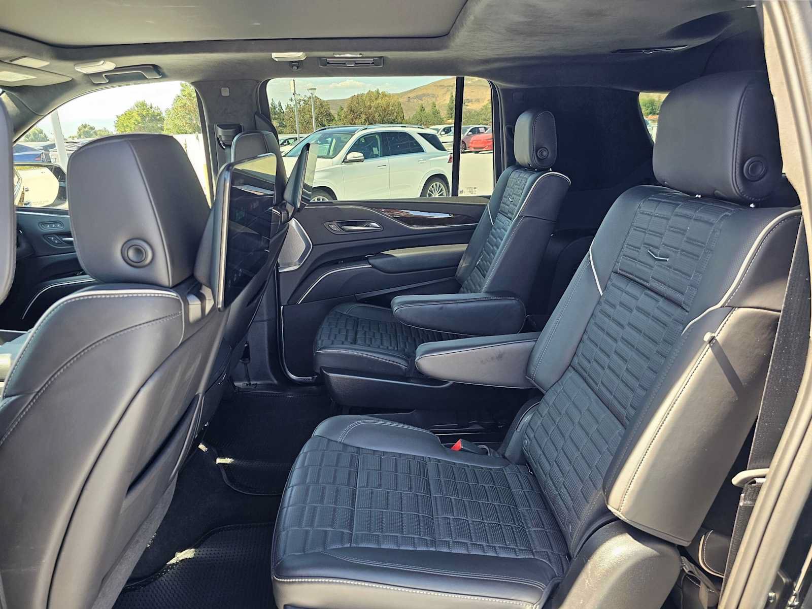 Used 2024 Cadillac Escalade ESV Premium Luxury Platinum AWD/4WD image 19