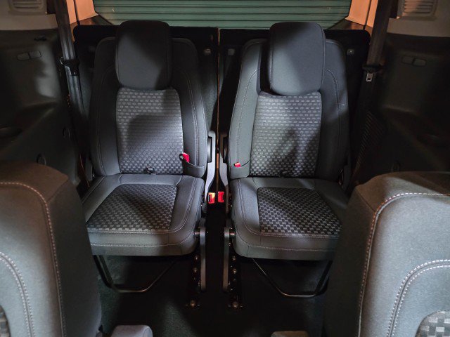 Used 2020 Ford Transit Connect XLT image 19