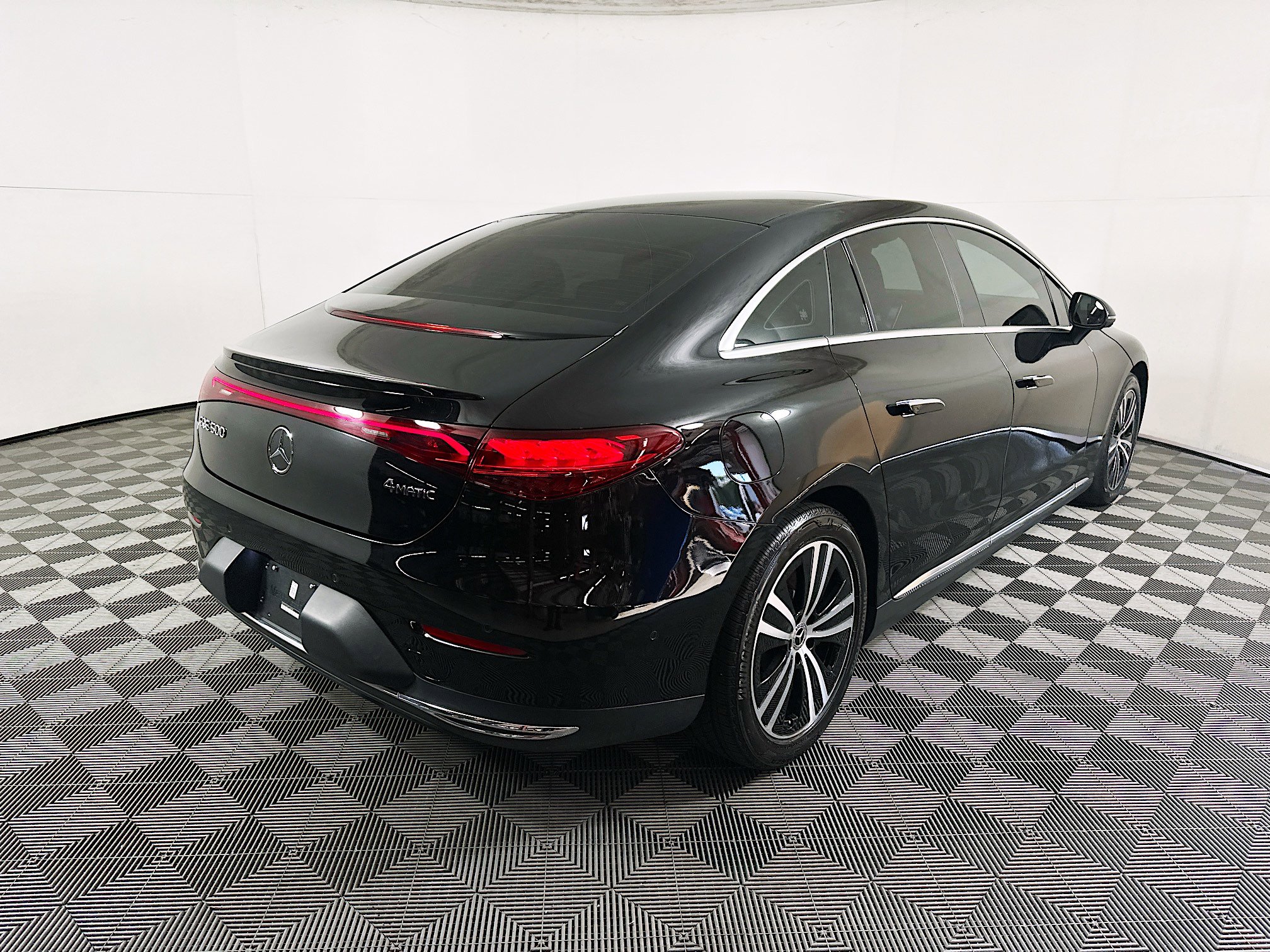 Used 2023 Mercedes-Benz EQE 500 4MATIC Sedan image 3