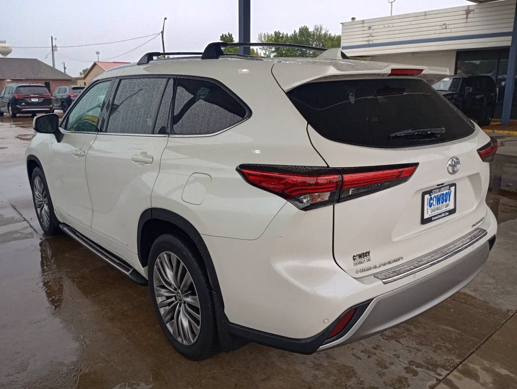 Used 2021 Toyota Highlander Platinum FWD image 3