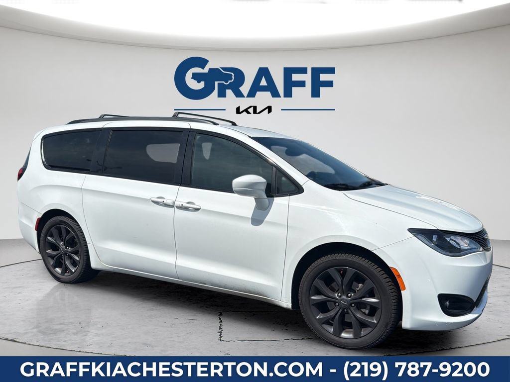 Used 2020 Chrysler Pacifica Touring-L w/ Premium Audio Group FWD image 16