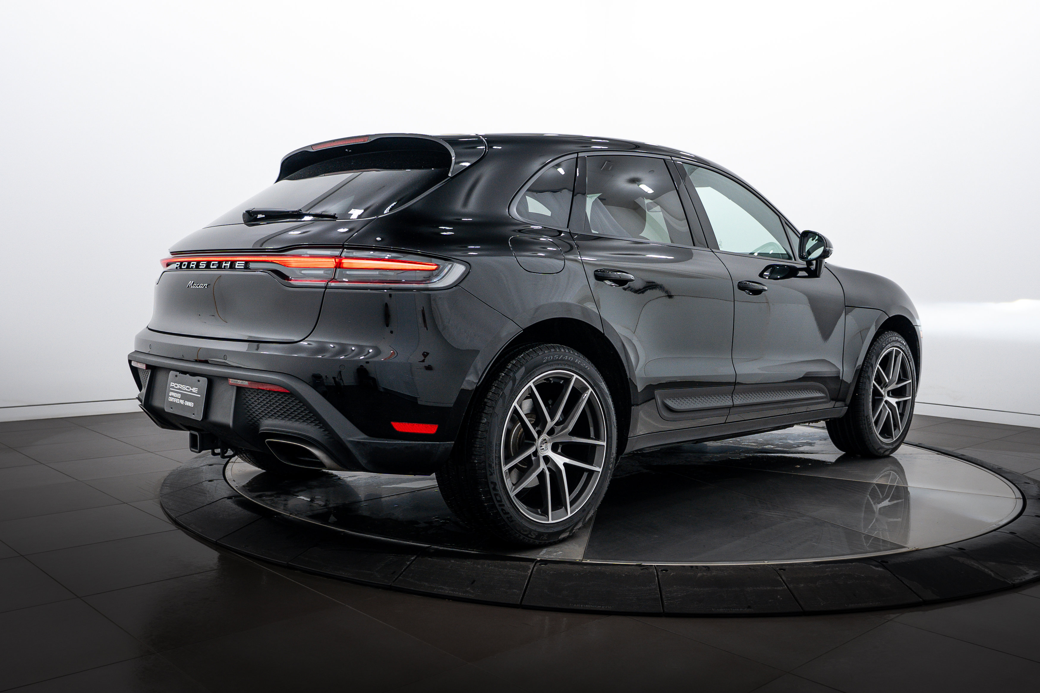 Certified 2025 Porsche Macan image 7