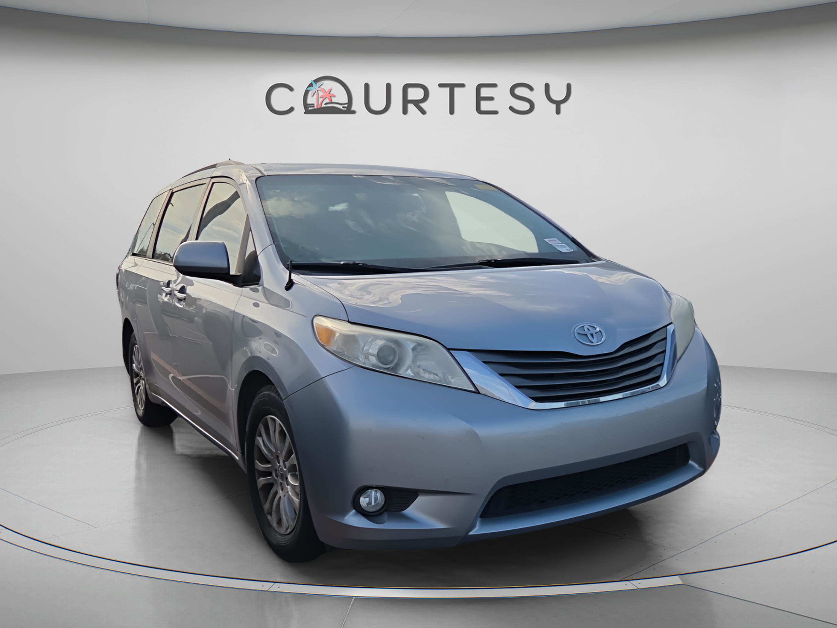 Used 2014 Toyota Sienna XLE image 3