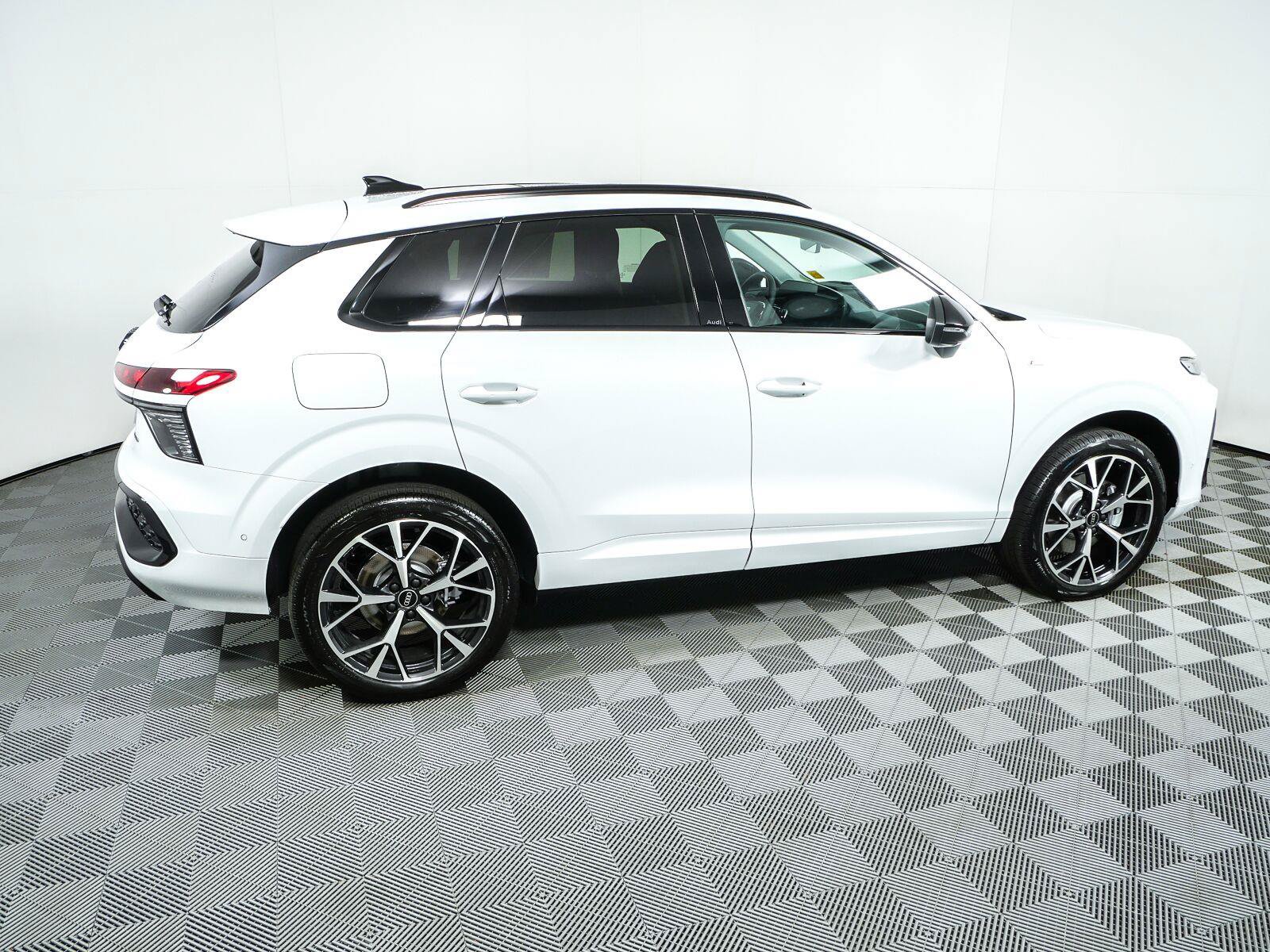 New 2026 Audi Q3 quattro 2.0T AWD/4WD image 2